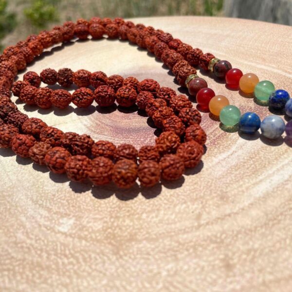 Japamala de Rudraksha com Pedras dos 7 Chakras